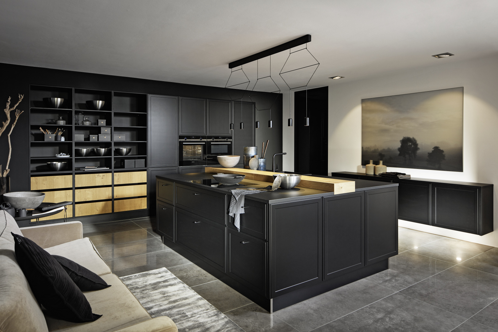 Elegante Küche mit Kücheninsel schwarz mit Kassettenfronten und Akzenten in Holz Natur
