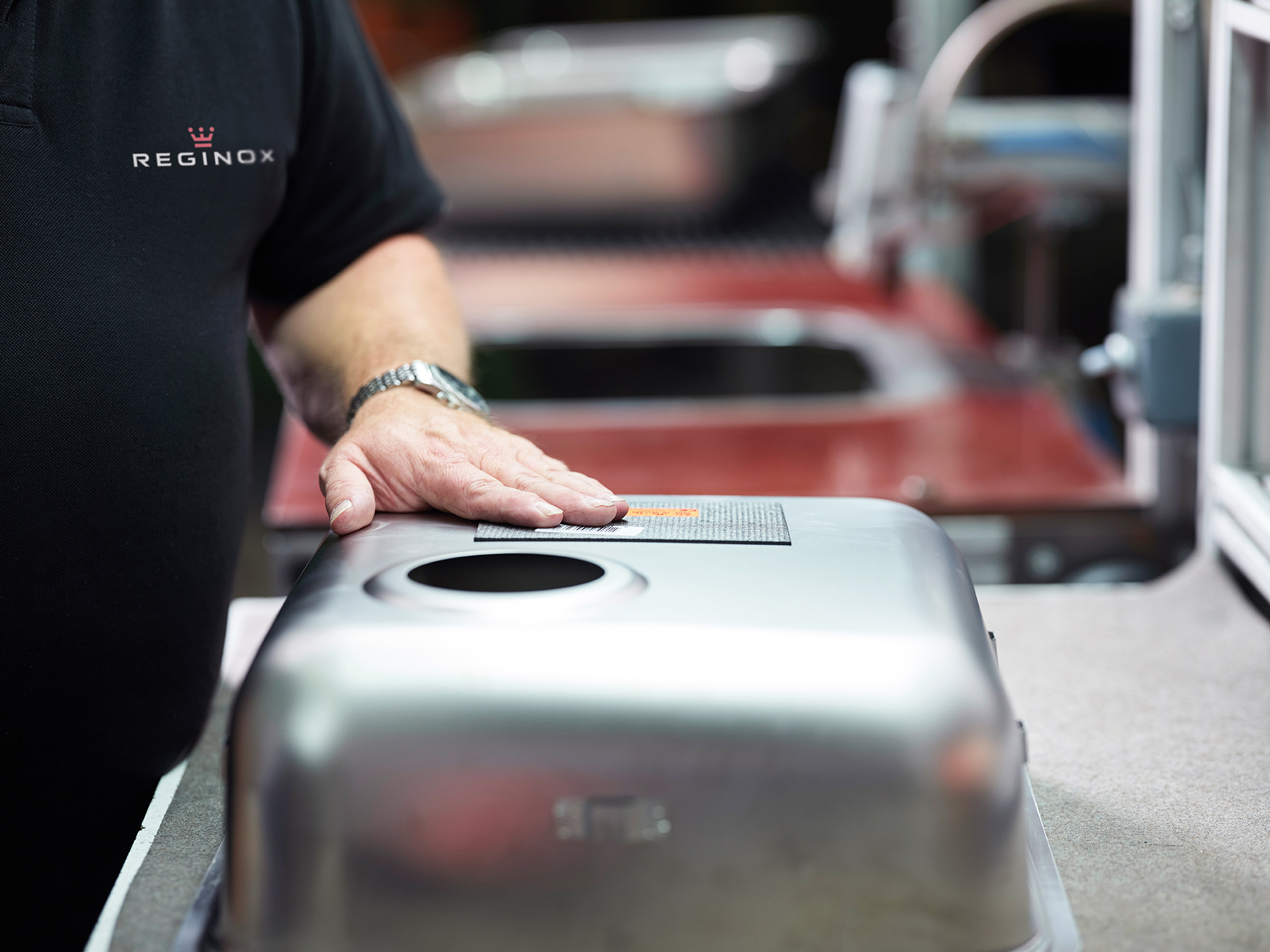 Reginox Küchenspüle in Prüfung kurz nach Fertigung