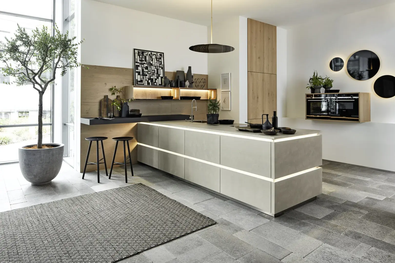 Moderne Wohnküche mit Frontenmix grau meliert und Holz Natur