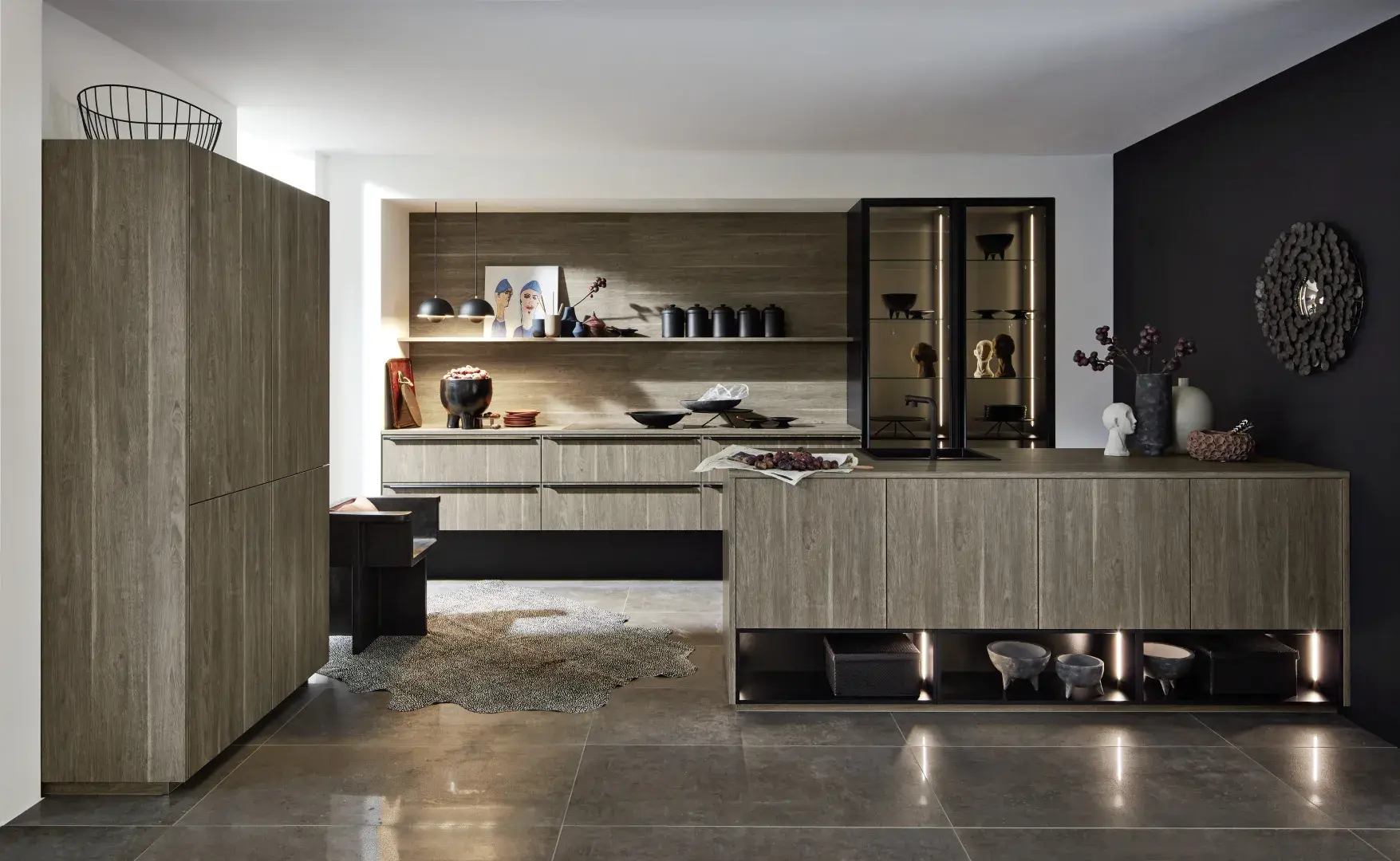 Moderne Küche Holzoptik grau mit Griffleisten und Glasvitrine